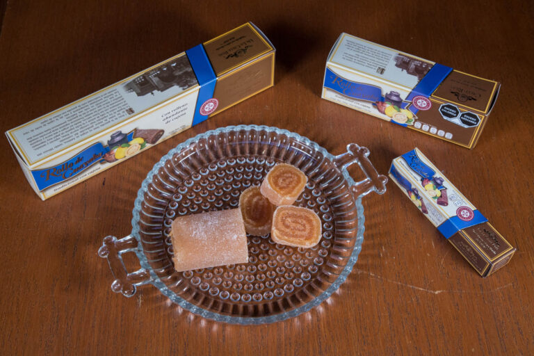 Rollo de Guayaba relleno de Cajeta — Calle Real, dulces morelianos