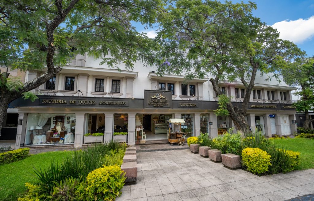 Fachada de la Factoría de Dulces Morelianos Calle Real en Avenida Acueducto, Morelia, con su cafetería y jardín