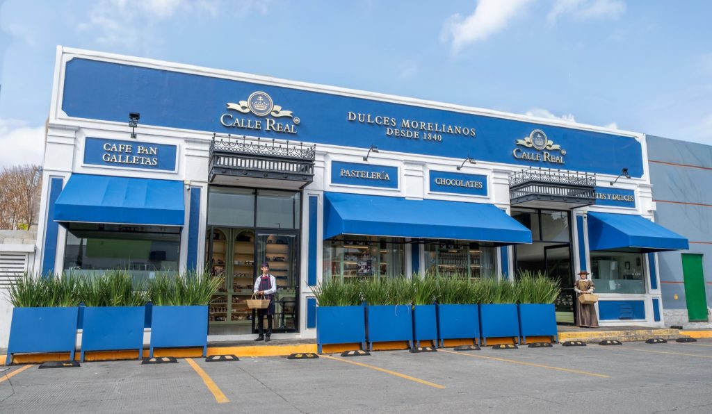 Fachada azul de la tienda Calle Real La Huerta en Morelia, con pastelería, chocolates y cafetería