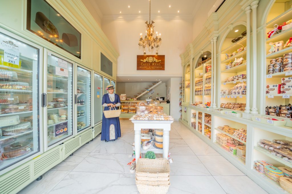 Interior de la tienda Calle Real Altozano en Morelia, con anaqueles de dulces morelianos artesanales