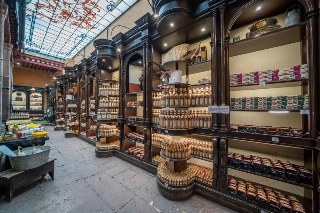 Interior de la tienda Calle Real del Centro de Morelia, con anaqueles de madera llenos de dulces morelianos